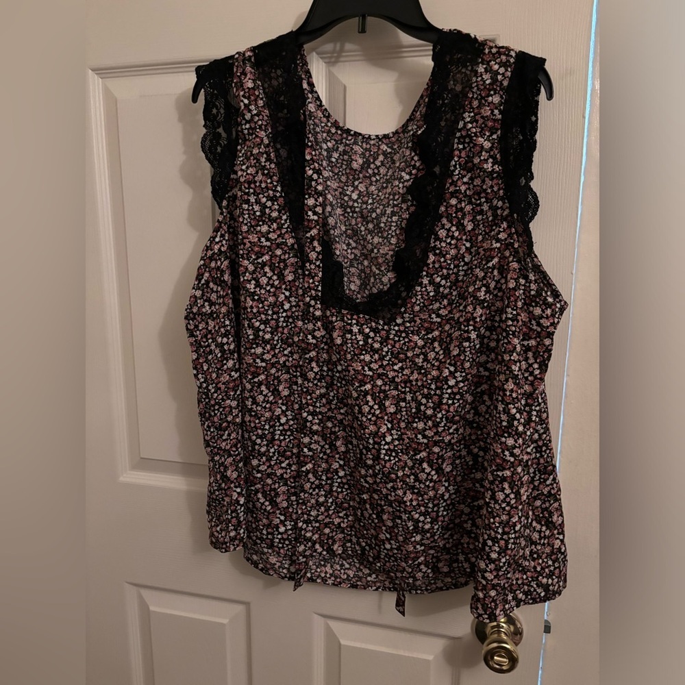 Floral sleeveless top with lace trim on sleeves and back of shirt size 4x​